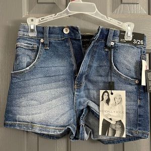 Kendall and Kylie at TJ Maxx